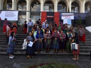 Mujeres Achi, en el palacio de la Justicia, Guatemala.